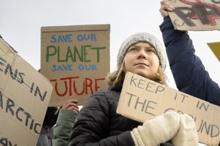Greta Thunberg, une des premières signataires de la plainte, attaque régulièrement les responsables politiques et les gouvernements pour leur inaction en matière climatique.